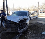 В Астрахани иномарка протаранила припаркованный автомобиль и забор