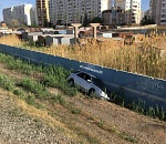 В Астрахани легковушка прилегла отдохнуть в овраг