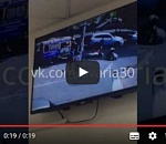 В Астрахани мотоциклист сбил мужчину с ребенком. Видео