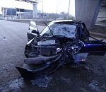 В Астрахани автомобиль врезался в опору моста