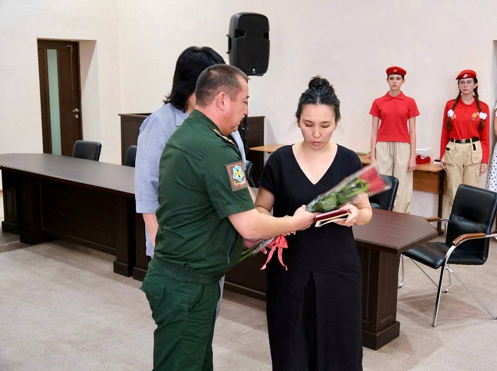 Семьям астраханских героев вручили награды погибших бойцов