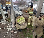 В Астрахани двенашка влетела в столб, водителя госпитализировали