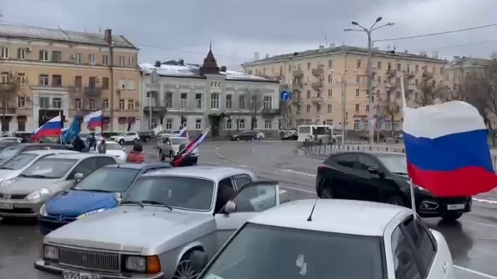 В Астрахани автоколонна с буквой Z поддержала Вооруженные силы РФ: видео