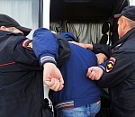 Находящийся в полицейском микроавтобусе астраханец ударил стража правопорядка головой