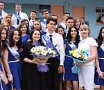 Городские депутаты поздравили старшеклассников с окончанием учебы