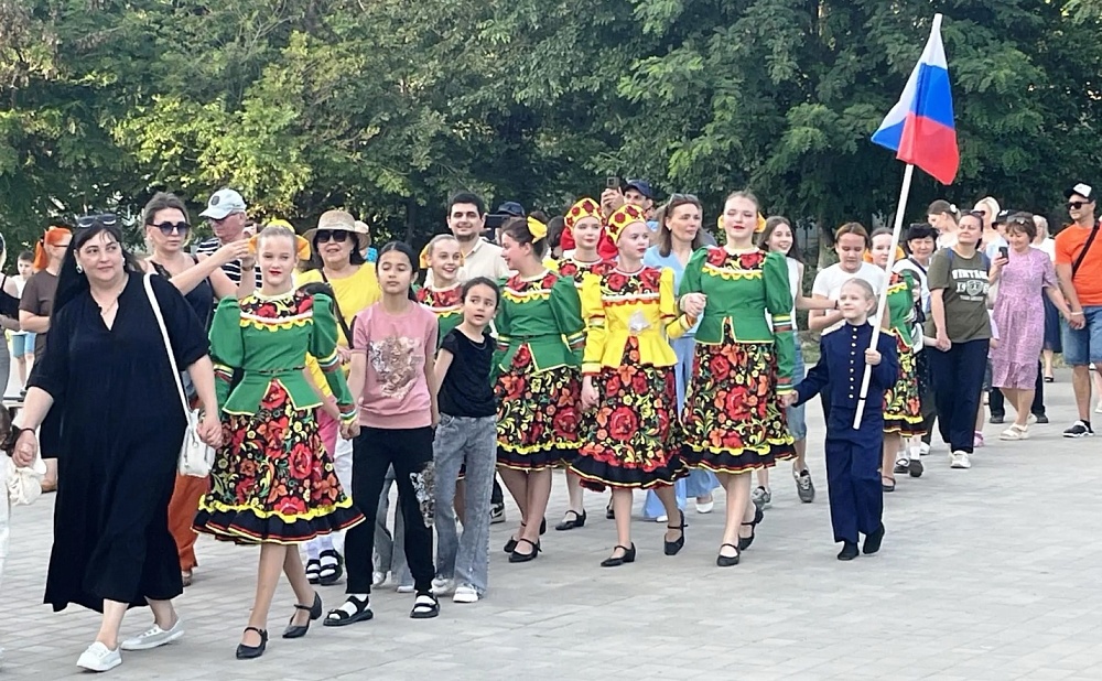 Астраханцы сплотились в тысячном хороводе единства