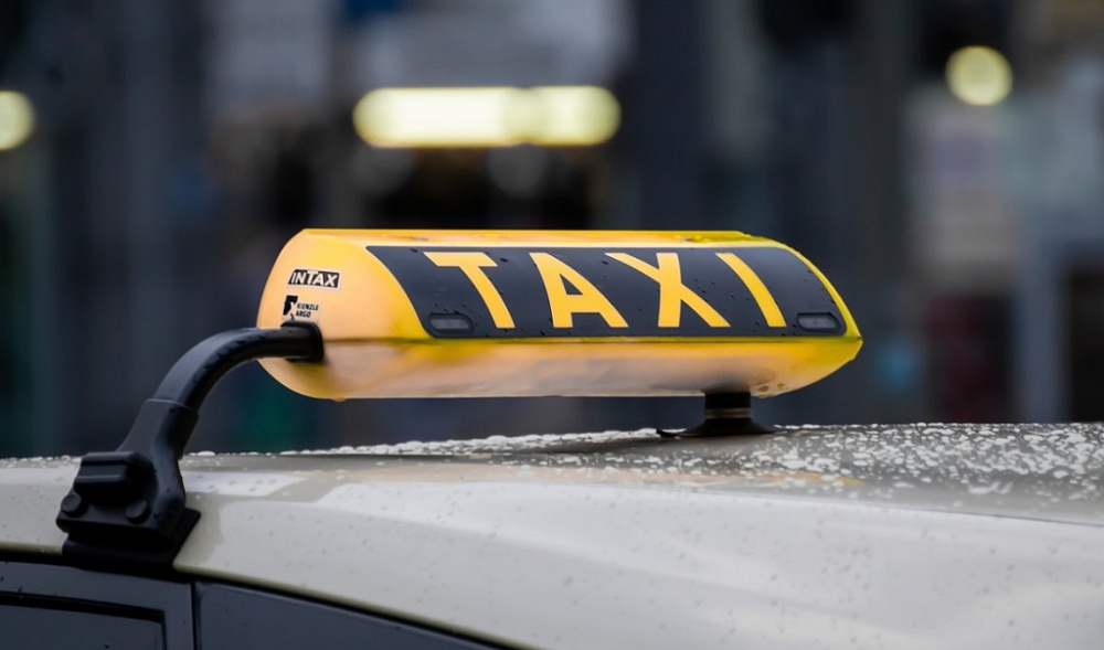 Грубые, нет сдачи и детского кресла: астраханцы жалуются на таксистов