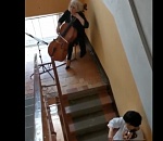 Артисты астраханской филармонии дали концерт в подъезде общежития. Видео