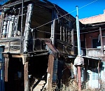 В Астрахани прокуратура проводит проверку аварийного дома, где обрушилась часть потолка