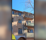 В Астрахани из-под крыши многоэтажки на землю сыплются кирпичи 