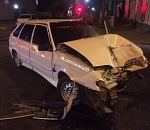 Ночью в Астрахани автомобиль налетел на фонарный столб