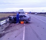 Под Астраханью автоледи врезалась в ограждение