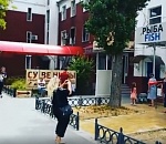 Зевак и селферов больше, чем помощников: в самом центре Астрахани, у Кремля, произошел пожар