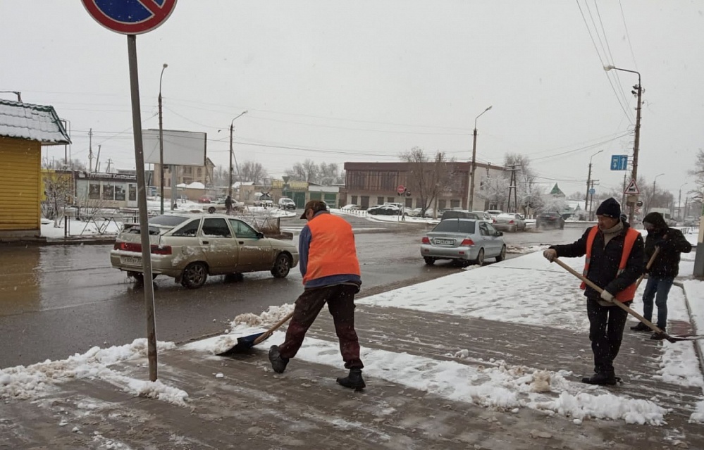 Астраханские коммунальщики продолжают работать в усиленном режиме