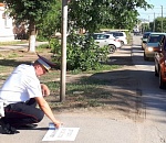 Астраханские полицейские рисовали на асфальте белой краской слова про ПДД