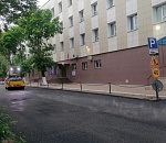 На улице в центре Астрахани ремонтируют дорогу 