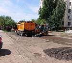 На одной из астраханских улиц ремонтируют дорогу. Проезд затруднен