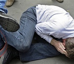 В Астрахани трое парней ограбили и избили мужчину