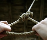 В Астрахани мужчина повесился на трубах