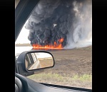 Эффектные, но страшные кадры пожара столетних нефтеям под Астраханью