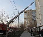 Одна девочка - на кондиционере, вторая - на балконе: как на С. Перовской в Астрахани пожарные спасали 23 жизни