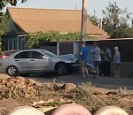 В Астрахани из-за взорвавшегося колеса машина врезалась в столб