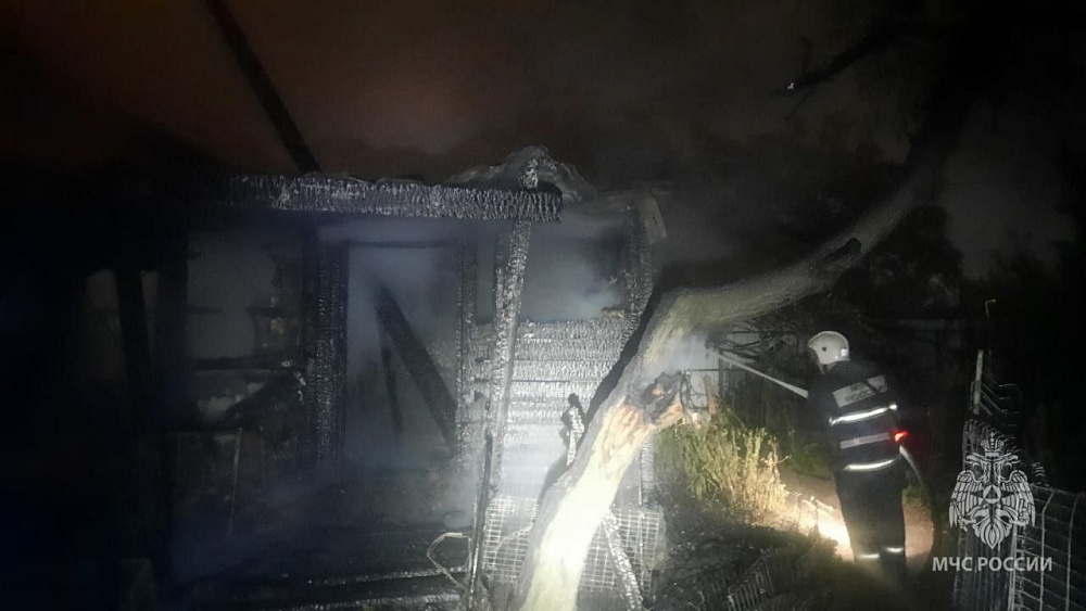 В Трусовском районе Астрахани ночью неизвестные устроили поджог