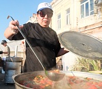 На День рыбака астраханцев угощали ухой с секретом
