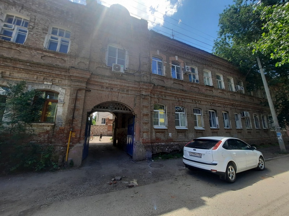 В центре Астрахани веранда дома-памятника грозит обрушиться кому-нибудь на голову