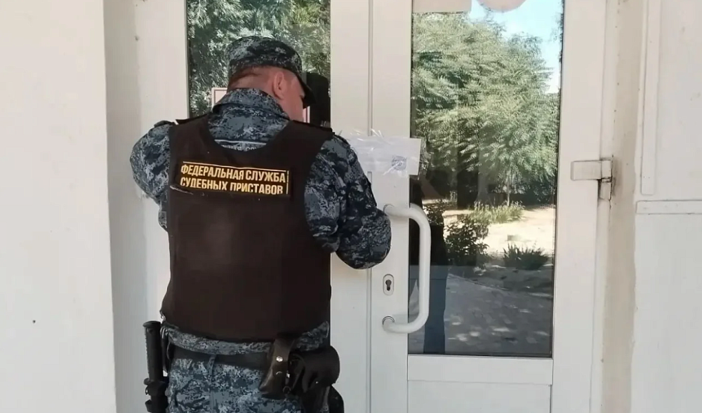 Астраханские приставы заперли сады и школы Лиманского района от греха подальше