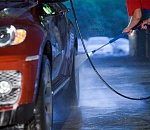 В Астрахани автомойка перекрыла выход для жильцов двора на улицу 