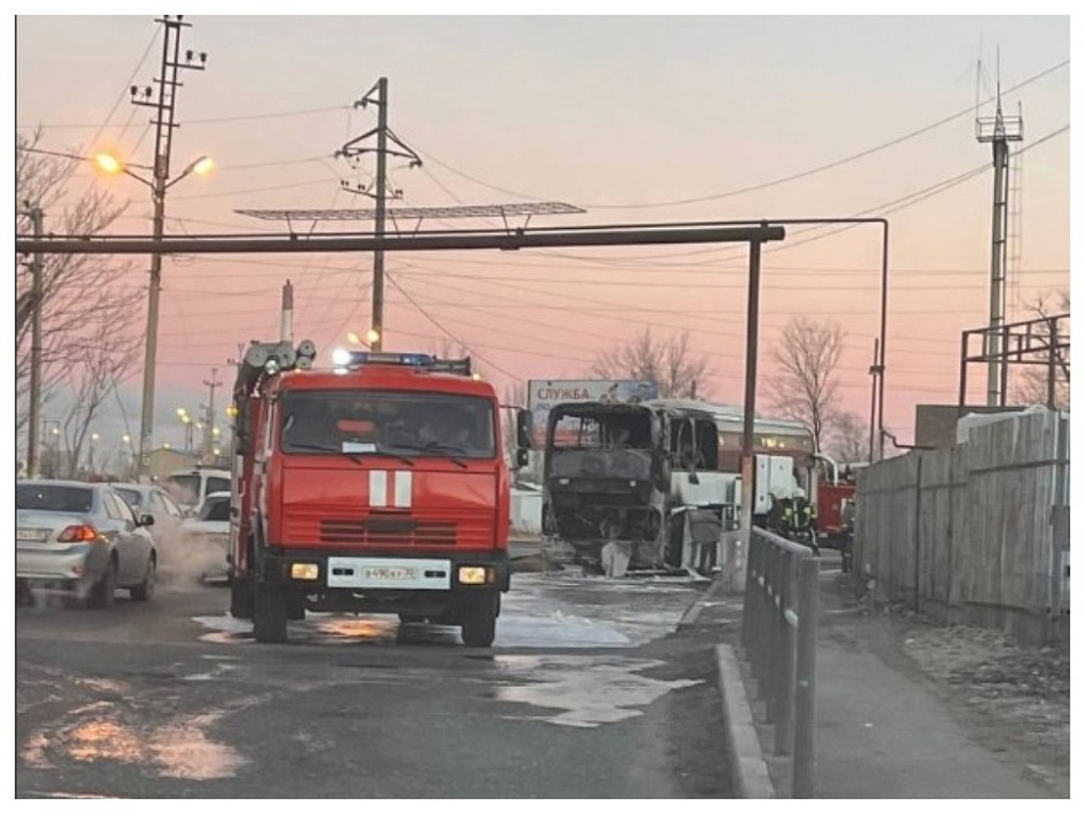 В Астрахани сгорел автобус