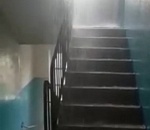 В Астрахани на видео попала душевая в подъезде 