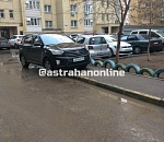 В Астрахани водитель иномарки мешает родителям и их детям