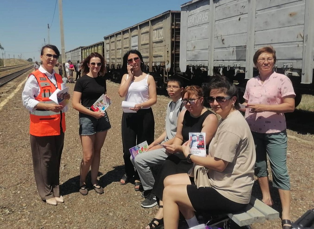 Жителям города Харабали напомнили о правилах безопасного перехода через железную дорогу