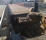 В центре Астрахани на мосту образовался провал из-за прорыва трубы