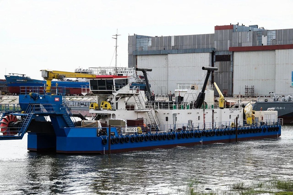 Земснаряд с астраханской верфи отправился в Сибирь