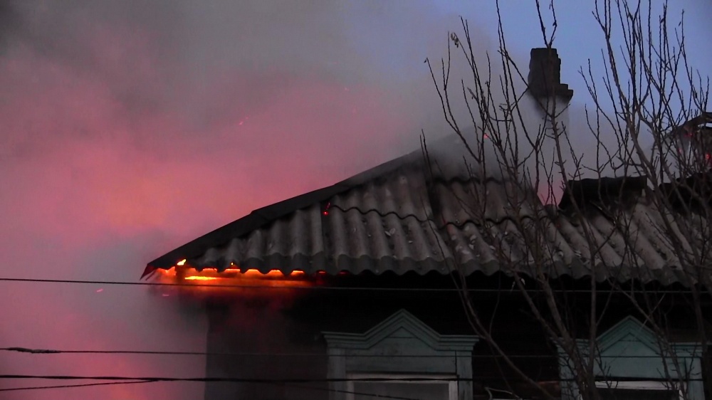 В Астрахани сгорел дом на улице Тимирязева