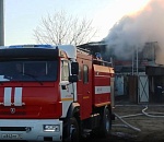 В Астрахани тушили крупный пожар, в котором горели жилой дом с хозпостройками 