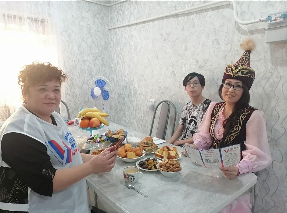 Астраханцы поили обходчиков УИК чаем и пели с ними народные песни