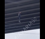 Под Новым мостом в Астрахани повесился манекен