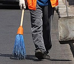 Астраханец, коллекционирующий штрафы, отправился мести улицы