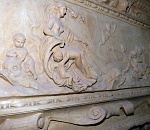 ВТБ: под потолком Дома Радио нашли барельеф — портрет архитекторов здания