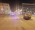 Кадры жесткой аварии у "Кристалла", где машина перевернулась и встала на крышу