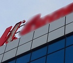 В Астрахани рекламная конструкция упала на припаркованные у торгового центра автомобили