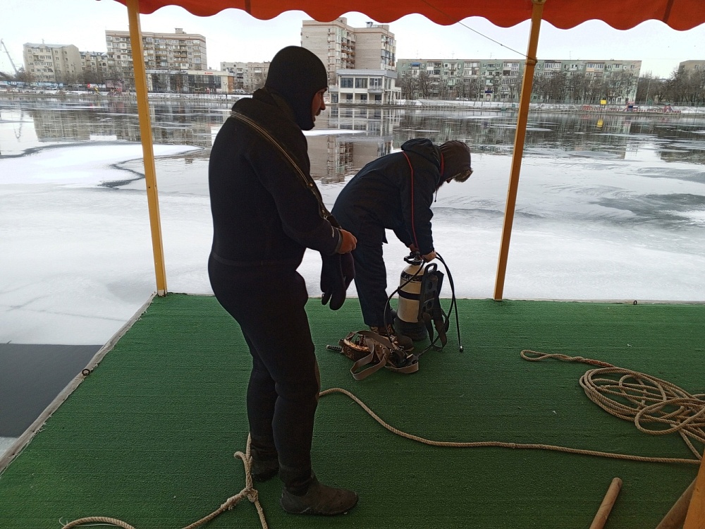 Астраханские спасатели погрузились на дно крещенских купелей