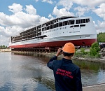 Эксклюзивные кадры спуска на воду круизного лайнера, который в Астрахани заложил Путин