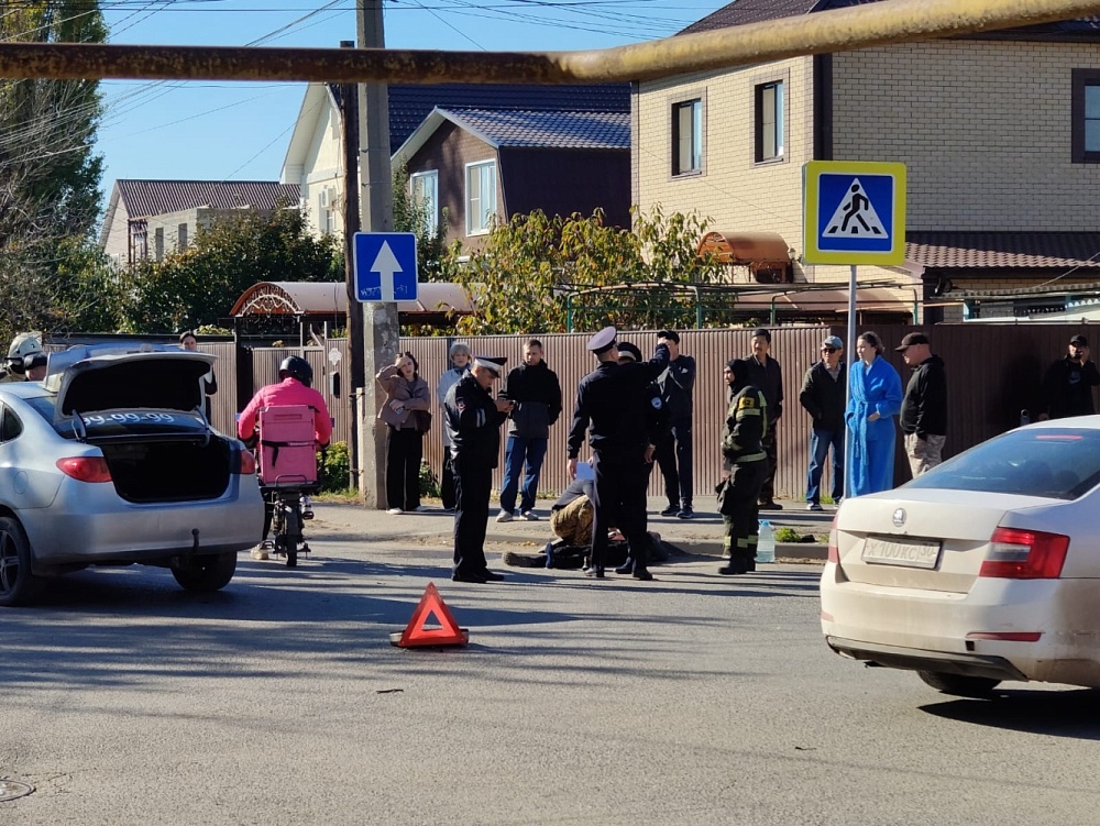 Астраханец на самокате угодил под колеса автомобиля