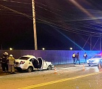 Ночью в Астрахани «Лада» врезалась в опору ЛЭП. Погибла девушка, двое парней отправлены в больницу