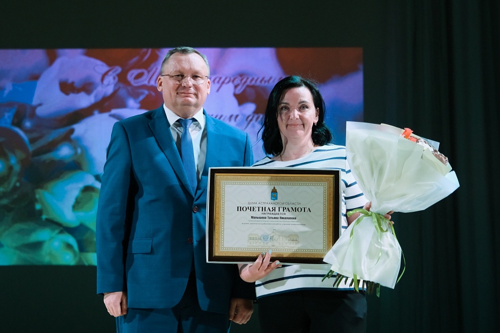 Игорь Мартынов поздравил женщин Камызякского района с праздником